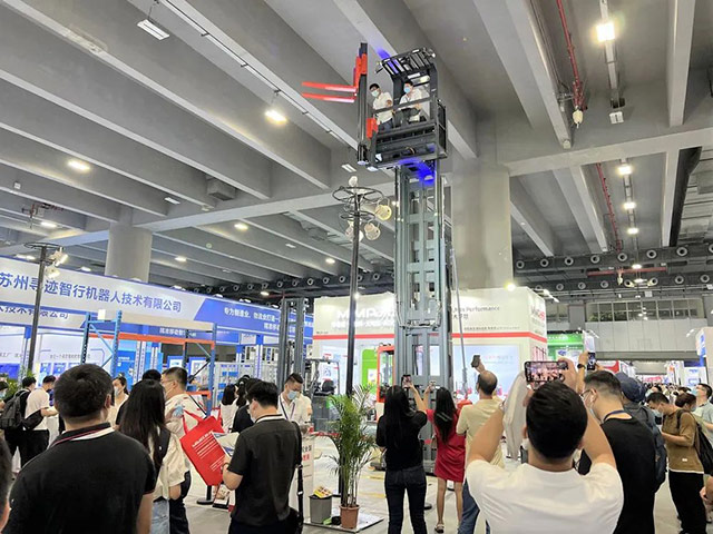 米玛人上型三向叉车.jpg 米玛人上型三向叉车.jpg