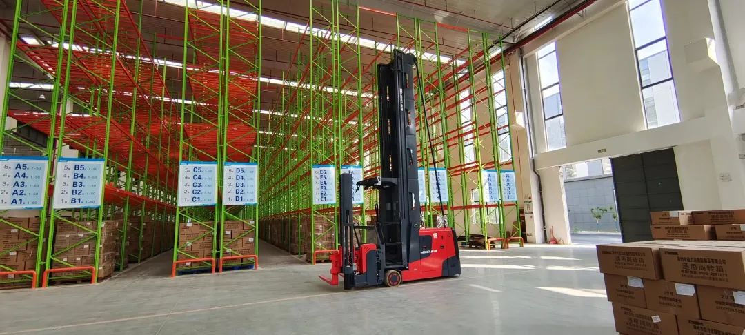 米玛三向叉车高位叉车.jpg 米玛三向叉车高位叉车.jpg