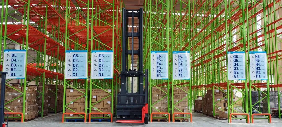 窄巷道三向叉车.jpg 窄巷道三向叉车.jpg