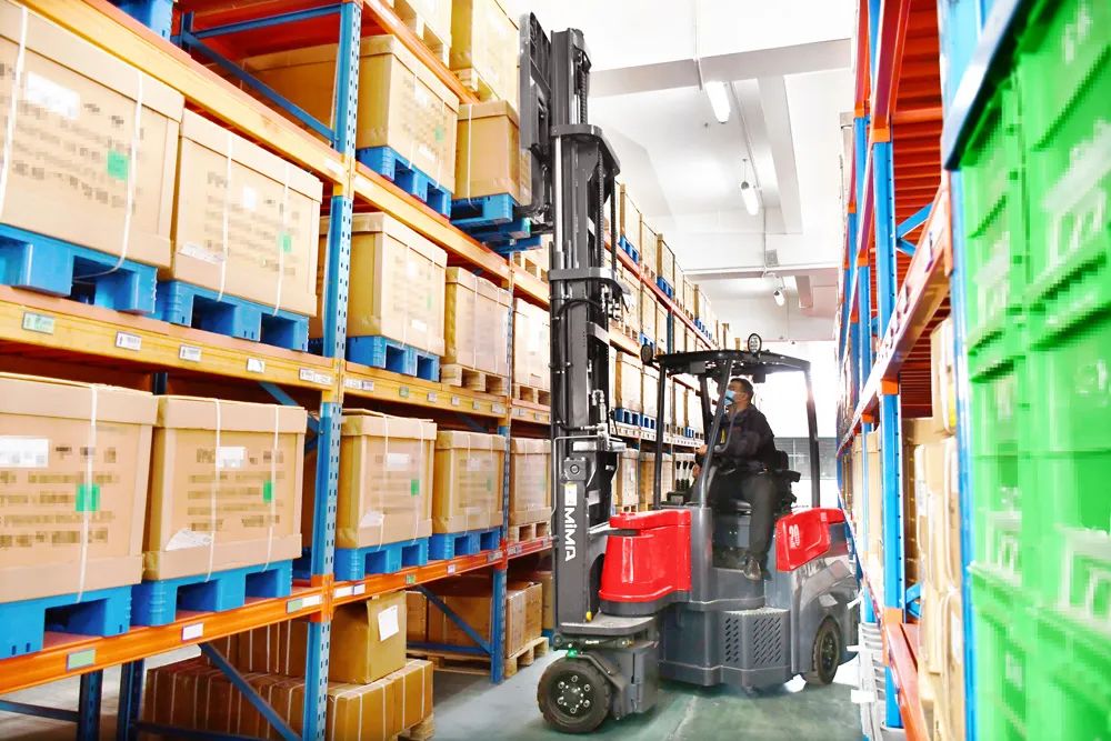 米玛铰接式叉车.jpg 米玛铰接式叉车.jpg