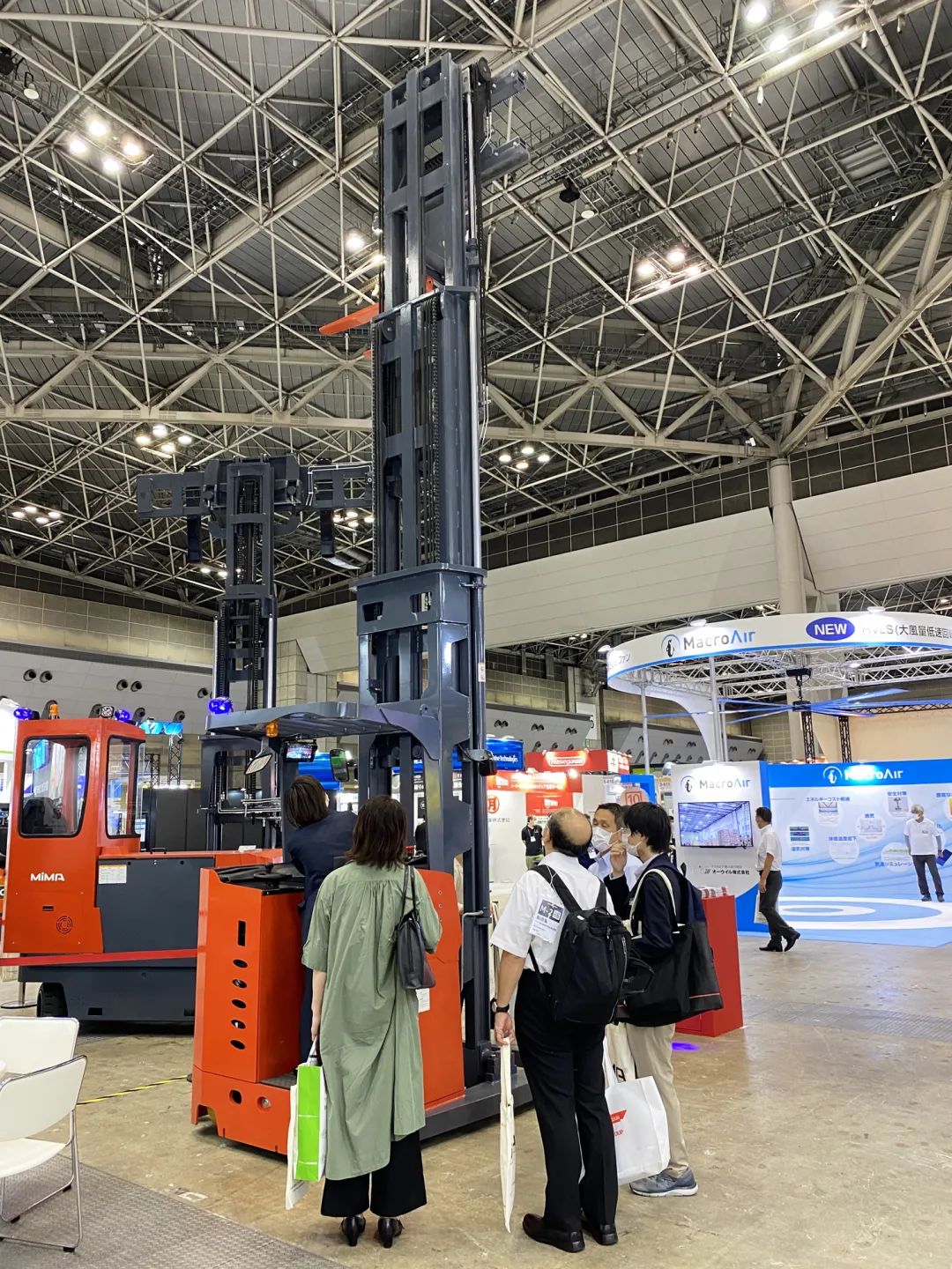 米玛三向叉车.jpg 米玛三向叉车.jpg