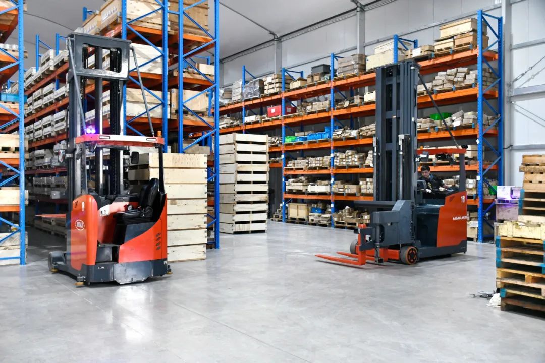 米玛坐驾三向叉车客户案例.jpg 米玛坐驾三向叉车客户案例.jpg