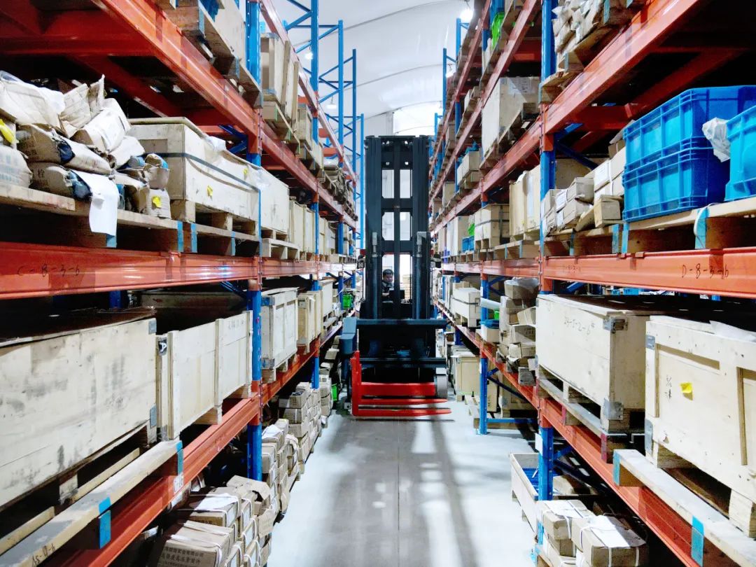 搬易通座驾三向叉车应用.jpg 搬易通座驾三向叉车应用.jpg