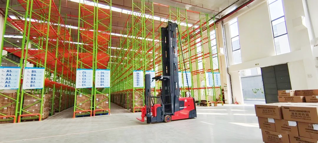 米玛三向电动叉车.jpg 米玛三向电动叉车.jpg