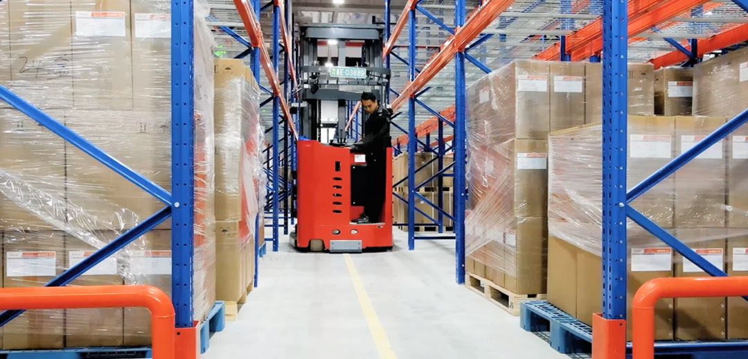 米玛MiMA高位窄巷道堆垛车.jpg 米玛MiMA高位窄巷道堆垛车.jpg