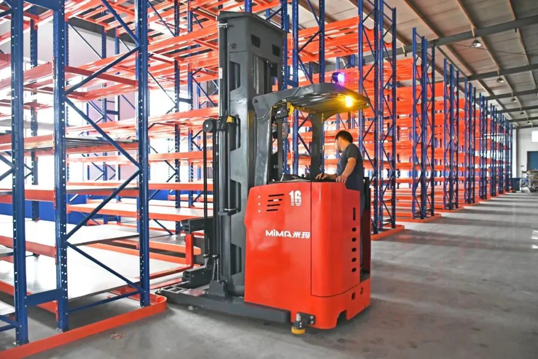 米玛站驾三向叉车-1.jpg 米玛站驾三向叉车-1.jpg